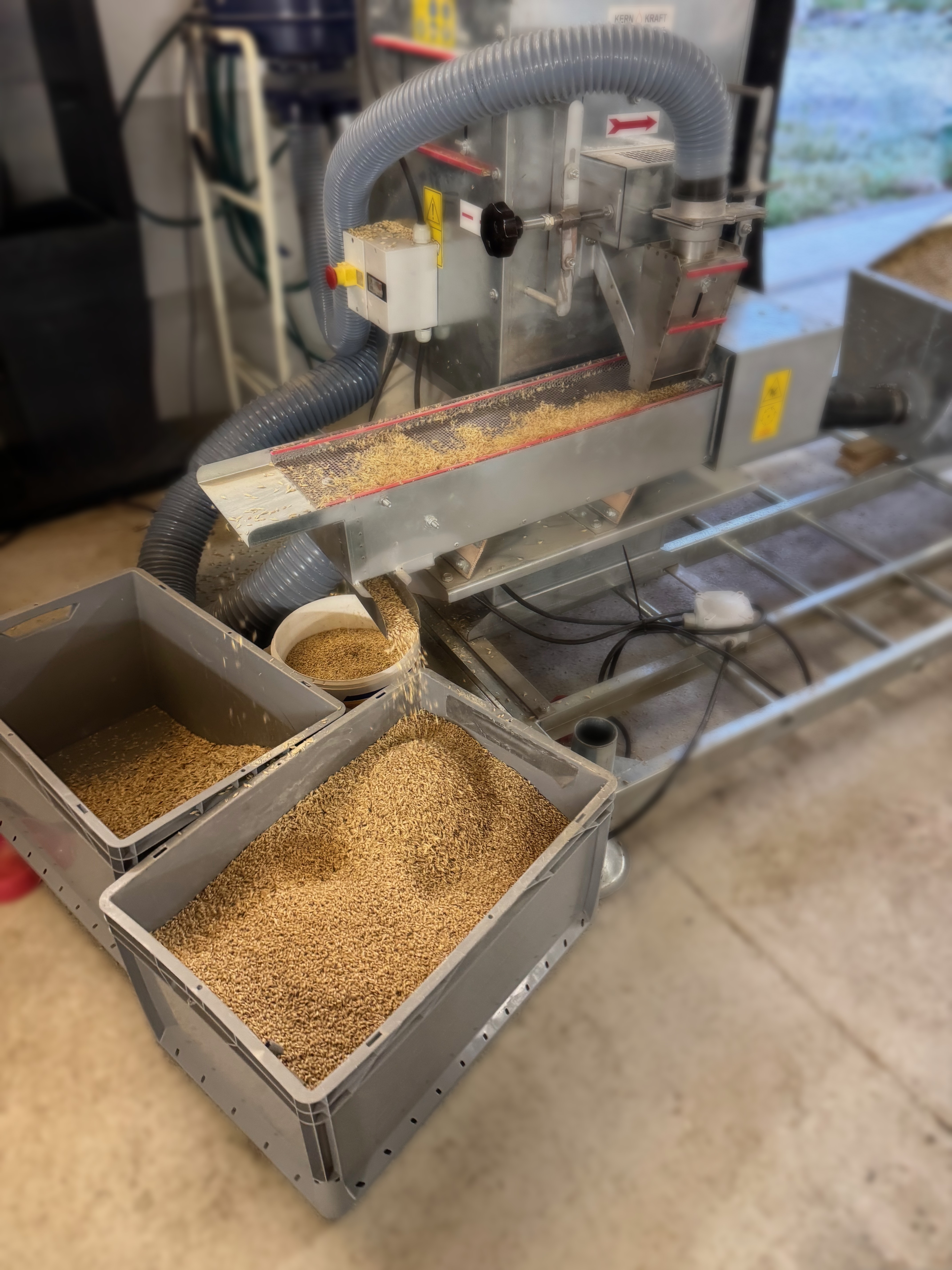 Elektrický mlyn s preosievačmi a lúpač obilia v prevádzkárni v Blatnici